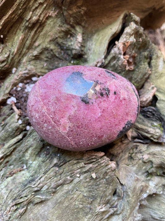 Beautiful Polished Palm Stone Rhodonite Specimen 160.8g From Madagascar Mineral Crystal